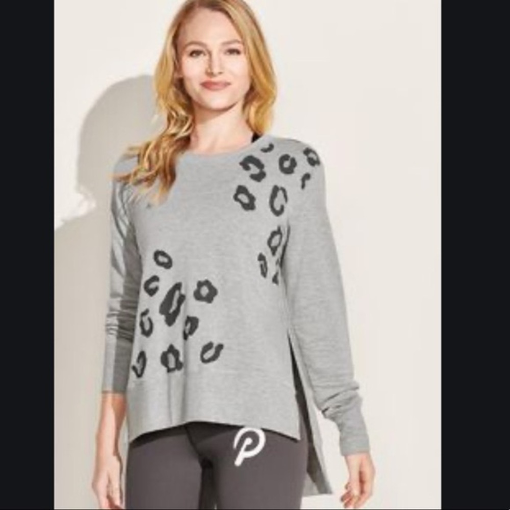 ⭐️ gray leopard PELOTON long sleeve top ⭐️
